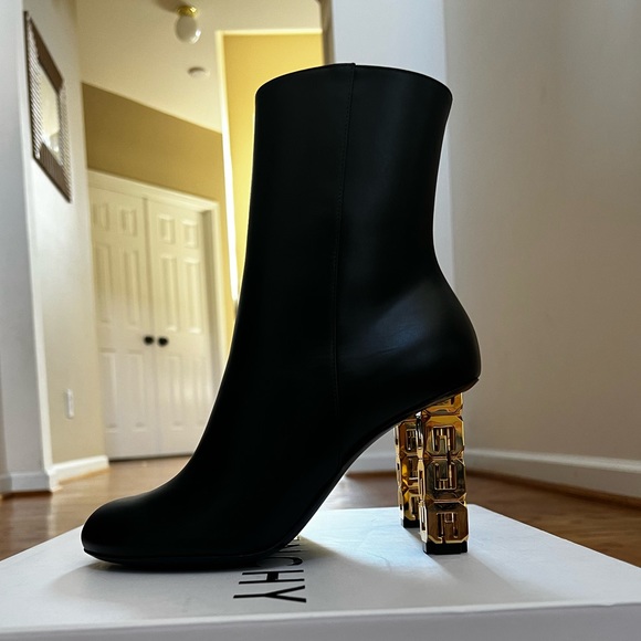 😊SOLD😊Givenchy G Cube Ankle black booties in size 37 - Picture 3 of 14